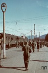 Truppentransport im Bahnhof Titisee. An der Zugspitze dürfte eine der vier auf der Höllentalbahn eingesetzten E 244 stehen. (1940) <i>Foto: Privatfoto</i>