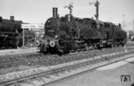 Eine Preußin (94 1064 vom Bw Friedrichshafen) und eine Württembergerin (Baureihe 75.0) im Bahnhof Friedrichshafen Stadt. (1960) <i>Foto: W. Grange</i>