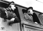 Lokführer und Heizer warten auf Ausfahrt im Stuttgarter Hauptbahnhof. (1942) <i>Foto: RVM</i>