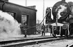 Mit der an 38 3003 angeschlossenen Spritzvorrichtung sollte das gründliche Reinigen der Gleise nach einem chemischen Angriff geübt werden. (10.04.1941) <i>Foto: RBD Wuppertal (Eckler)</i>