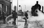 Zum Abschluss der Übung wurde der vermeintlich chemisch verseuchte Boden im Bw Düsseldorf-Abstellbahnhof abgestreut.  (10.04.1941) <i>Foto: RBD Wuppertal (Eckler)</i>