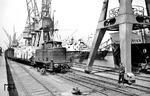 V 60 714 (MaK, Baujahr 1960) rangiert im Hamburger Hafen. (12.05.1964) <i>Foto: Walter Hollnagel</i>