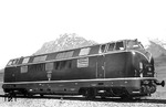 Von 1962 bis 1965 beschaffte die DB insgesamt 50 Lokomotiven der Baureihe V 200.1 (ab 1968: BR 221). Sie unterscheidet sich von der Urform der Baureihe V 200 im wesentlichen durch die stärkeren Antriebsmotoren von 2x1350 PS gegenüber 2x1100 PS bei der V 200.0. V 200 119 wurde am 10.05.1963 abgenommen und dem Bw Lübeck zugeteilt. (05.1963) <i>Foto: Georg Steidl</i>