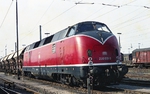 Die Diesellokomotive ML 2200 C’C’ war eine sechsachsige Variante der Baureihe V 200, welche 1957 von Krauss-Maffei für die Jugoslawische Staatseisenbahn (JŽ) entworfen wurde. Die JŽ kaufte drei Exemplare, die vierte Lokomotive wurde zur ML 3000 C’C’ umgebaut und von der DB als V 300 001 übernommen. Ab 1968 lief sie unter der EDV-Nummer 230 001–0. Beim Bw Hamburg-Altona war sie vom 7. August 1970 bis zu ihrer Ausmusterung am 26. August 1975 überwiegend vor Schnellzügen auf der Marschbahn nach Westerland eingesetzt. Das Bild zeigt sie vor einer der seltenen Güterzugeinsätze im Rangierbahnhof Hamburg-Wilhelmsburg.  (07.07.1972) <i>Foto: Benno Wiesmüller</i>