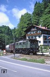 Der Halt am Einfahrsignal von Berchtesgaden ermöglichte eine weitere Aufnahme des Ng 67985 mit 144 507 am Haus Alpina. (28.05.1979) <i>Foto: Wolfgang Bügel</i>