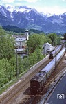 Vor der Kulisse der Herz Jesu-Kirche und den Berchtesgadener Alpen verlässt 144 505 mit N 5510 den Bahnhof Bischofswiesen. (28.05.1979) <i>Foto: Wolfgang Bügel</i>