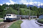 Der N 5514 (Berchtesgaden ab 15.22 Uhr) war die eigentliche Stammleistung der Baureihe 144.5. Diesmal bespannte 111 092 außerplanmäßig den Nahverkehrszug, hier bei der Einfahrt nach Bischofswiesen. Die Planlok war mit dem IC 510 unterwegs (vgl. Bild-Nrn. 25052 - 25054). (28.05.1979) <i>Foto: Wolfgang Bügel</i>