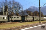 144 505 (links) vor N 5513 (Freilassing-Berchtesgaden) begegnet der einfahrenden 144 504 vor N 5512 nach Freilassing im Bahnhof Bischofswiesen.  (20.10.1977) <i>Foto: Peter Schiffer</i>