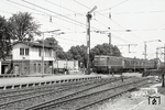 141 072 fährt mit einem Nahverkehrszug nach Buxtehude ein. (06.1975) <i>Foto: Benno Wiesmüller</i>