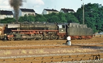 044 155 wurde 1938 als 44 155 von Schichau/Elbing an die Deutsche Reichsbahn übergeben. Hier wartet sie mit dem Lokpersonal auf weitere Aufgaben im Bahnhof Holzminden. (07.1973) <i>Foto: Prof. Dr. Willi Hager</i>