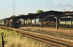 Zugkreuzung im Bahnhof Primsweiler von N 2693 (links mit 023 034) und der hinter dem Bahnsteigdach einfahrenden 023 074 mit N 4178. (12.08.1973) <i>Foto: Prof. Dr. Willi Hager</i>
