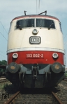 Am 11.02.1965 wurde die erste Schnellfahrlokomotive der Baureihe E 03 an die Deutsche Bundesbahn übergeben. Da die gewünschte E 03 001 nicht rechtzeitig fertig wurde und E 03 002 bereits fertiggestellt war, wurde diese mit den Schilder der E 03 001 der Öffentlichkeit vorgestellt. Die falsche Nummer behielt sie bis zum 14.06.1965 bis die richtige E 03 001 erschien.  (08.1973) <i>Foto: Prof. Dr. Willi Hager</i>