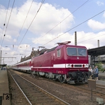 Eine der ersten innerdeutschen InterCity-Züge (IC 155 "Johann Sebastian Bach") von Frankfurt nach Leipzig macht Station in Erfurt Hbf. (27.05.1990) <i>Foto: Slg. Erich Preuß</i>