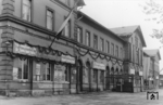 Mit den dmals üblichen Propagandafloskeln zum 1. Mai ist das Empfangsgebäude des Grenzbahnhofs Bad Schandau geschmückt. (1956) <i>Foto: Slg. Erich Preuß</i>