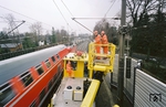 Fahrleitungsumbau während des laufenden Betriebs in Reinbek nahe Hamburg. (03.2004) <i>Foto: Slg. Erich Preuß</i>
