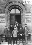 Das Personal des Bahnhofs Hagenwerder (bis 1936 Nikrisch) nahe Görlitz. (1937) <i>Foto: Slg. Erich Preuß</i>