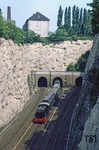 Der Sonderzug mit V 36 204 (am Zugschluss) bei der Einfahrt in den Rauenthaler Tunnel. (10.06.1979) <i>Foto: Wolfgang Bügel</i>