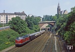 Ein weiterer Sonderzug zum Stadtjubliäum mit den historischen Rheingoldwagen verkehrte mit 221 104 auf einem Rundkurs von Wuppertal über Remscheid - Solingen nach Wuppertal, aufgenommen in Wuppertal-Rauenthal. (10.06.1979) <i>Foto: Wolfgang Bügel</i>