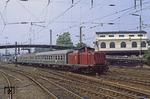 Auch wenn es in heutiger Zeit wohl ein Sonderzug wäre, verkehrte 212 082 damals noch planmäßig mit der Zuggarnitur aus "Silberlingen" auf der Strecke nach Bottrop. Aufnahme in Wuppertal-Oberbarmen. (10.06.1979) <i>Foto: Wolfgang Bügel</i>
