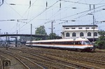 Die moderne Bundesbahn war mit ihrem neuesten Zug beim Jubläum vertreten. 403 002/003 vor der Endhaltestelle der Schwebebahn in Wuppertal-Oberbarmen auf dem Weg nach Hagen. (10.06.1979) <i>Foto: Wolfgang Bügel</i>