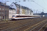 Nachschuss auf den Sonderzug nach Hagen (403 003/002) vor Gründerhauszeile in Wuppertal-Oberbarmen. (10.06.1979) <i>Foto: Wolfgang Bügel</i>