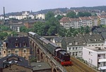 Auch die Rheinische Strecke war in das Stadtjubläum eingebunden. Dort, wo heute Radfahrer verkehren, ist der DGEG-Sonderzug mit V 36 231 (und V 36 204 am Zugschluss) in Wuppertal-Heubruch unterwegs. (10.06.1979) <i>Foto: Wolfgang Bügel</i>