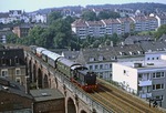 Der Sonderzug mit V 36 204 auf dem Viadukt über die Bartholomäusstraße in Wuppertal-Heubruch. (01.09.1979) <i>Foto: Wolfgang Bügel</i>