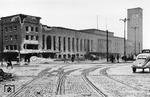 Auch das erst 1936 fertig gestellte neue Empfangsgebäude des Düsseldorfer Hauptbahnhofs wurde schwer beschädigt. Trotz des Chaos schaffte es die Reichsbahn immer in kürzester Zeit, den Zugbetrieb wieder ans Laufen zu bringen, allerdings unter oft mehr als fragwürdigen Bedingungen mit dem Einsatz von Zwangs- und Fremdarbeitern. (28.01.1943) <i>Foto: RBD Wuppertal (Eckler)</i>