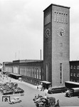 Mit der Wiedereröffnung des Bahnhofsrestaurant am 02. März 1956 waren die Restaurierungsarbeiten am Düsseldorfer Hauptbahnhof offiziell abgeschlossen. Ein Jahr später präsentierte er sich im neuen Glanz. (1957) <i>Foto: Ernst Winter</i>