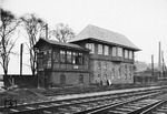 Neues und altes Wärterstellwerk "Gs" im Bahnhof Düsseldorf-Grafenberg. (1951) <i>Foto: Walter Eckler</i>