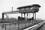 Das zwischen Düsseldorf Hauptbahnhof und Abstellbahnhof am Volkgarten gelegene Reiterstellwerk Abzweig "Emma" stand aus Profilgründen nur auf dünnen Stelzen. 1964 wurde der Bau abgerissen, die Abzweigstelle von Düsseldorf Hbf aus ferngestellt. (10.11.1932) <i>Foto: RBD Wuppertal (Eckler)</i>