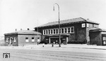 Das Empfangsgebäude in Düsseldorf-Derendorf entstand ebenfalls in den 1930er Jahren (vgl. Bild-Nr. 25278). (1938) <i>Foto: RBD Wuppertal (Eckler)</i>