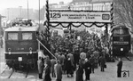 Anlässlich der 125 Jahre zuvor in Betrieb genommenen ersten westdeutschen Eisenbahnverbindung lud die DB die Düsseldorfer Bevölkerung am Hauptbahnhof zu einer großen Fahrzeugschau ein. Neben dem Adler (Bildmitte) zeigte man die damals modernsten E- und Dieselloks E 50 099 und V 160 009. 25 Jahre zuvor, sah der Pomp zur 100-Jahrfeier noch völlig anders aus (vgl. Bild-Nr. 20599). (06.12.1963) <i>Foto: BD Wuppertal (Säuberlich)</i>