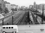 In Düsseldorf-Wehrhahn konnte einer der neuen ET 30 auf der Fahrt nach Duisburg festgehalten werden. (08.1962) <i>Foto: Ernst Winter</i>
