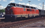 221 101 ist mit einem Schnellzug auf der Gäubahn in Eutingen eingetroffen. (22.05.1973) <i>Foto: Prof. Dr. Willi Hager</i>