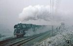 Durch eine Mischung aus Smog und Nebel kämpft sich 01 0520 mit E 802 bei Saalfeld die Steigung nach Unterwellenborn hinauf. (27.12.1979) <i>Foto: Joachim Bügel</i>