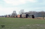 Auf der Schmalspurbahn Oschatz - Mügeln ist 99 1564 mit einem Rollwagen-Güterzug bei Schweta unterwegs. (28.12.1979) <i>Foto: Joachim Bügel</i>