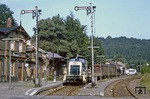 260 593 mit einem Übergabezug nach Wuppertal-Oberbarmen im Bahnhof Dahlerau. Erst als Folge des Unfalls vom 27. Mai 1971, bei dem zwei Züge auf der eingleisigen Strecke zusammenstießen und 46 Reisende starben, wurde der Bahnhof mit Ausfahrsignalen und Indusi ausgerüstet. (10.09.1979) <i>Foto: Wolfgang Bügel</i>