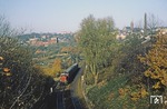 Im herbstlichen Remscheid ist 212 323 mit N 5424 (Solingen - Wuppertal) zwischen Remscheid-Güldenwerth und Hbf unterwegs.  (17.11.1979) <i>Foto: Wolfgang Bügel</i>