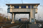 Das elektromechanische Stellwerk "Gnf" in der Nordausfahrt des Gremberger Rangierbahnhofs. (17.11.2007) <i>Foto: Erich Preuß</i>