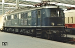 Die Baureihe E 19 mit einer nominellen Höchstgeschwindigkeit von 180 km/h war bis zum Erscheinen der Baureihe E 03 die schnellste und leistungsstärkste Lok der DB. Die Nürnberger Lok ist hier in München Hbf eingetroffen. (22.03.1973) <i>Foto: Prof. Dr. Willi Hager</i>