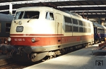 Als erste Serienlokomotive der Baureihe 103 wurde am 27. Mai 1970 die 103 109 an die DB ausgeliefert, am 20. Juli vorläufig und am 8. September 1970 endgültig abgenommen. Sie war die einzige 103, die mit einem silbernen Lüfterband versehen war, das sie bis zu einer Neulackierung Mitte der 1980er Jahre behielt. (22.03.1973) <i>Foto: Prof. Dr. Willi Hager</i>