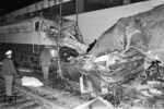 Blick auf die Zuglok des D 840 (112 494) und den völlig zerstörten Gepäckwagen hinter der Lok. Bei dem Unfall starben u.a. der Lokführer der 112, der noch versucht hatte sich in den Seitengang der Lok zu retten, sowie der Zugführer des D 840, der sich im Gepäckwagen aufhielt. Beide Lokomotiven wurden wieder aufgearbeitet, 110 397 war noch bis zum 18.03.2005 im Einsatz, 112 497 wurde Ende 2012 abgestellt. (28.03.1977) <i>Foto: Slg. Erich Preuß</i>
