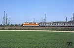 Im neuen Farbkleid der S-Bahn Rhein-Ruhr lackiert, folgt 111 135 mit N 5431 bei Wuppertal-Vohwinkel. (05.05.1980) <i>Foto: Wolfgang Bügel</i>