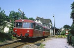Auf der "Sambastrecke" zwischen Wuppertal-Elberfeld und -Cronenberg fährt eine 798/998-Garnitur aus dem Bahnhof Wuppertal-Küllenhahn. (15.05.1980) <i>Foto: Wolfgang Bügel</i>