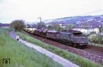 194 578 gehörte zur Nachkriegsserie der Baureihe E 94 und wurde am 21.11.1955 als E 94 278 in Dienst gestellt. Wegen ihrer zulässigen Höchstgeschwindigkeit von 100 km/h erhielt sie zur Unterscheidung der Vorkriegsloks, die nur 90 km/h schnell waren, ab 1968 die Betriebsnummer 194 578. Hier fährt sie vor Dg 53395 durch Würzburg-Heimgarten. (24.05.1980) <i>Foto: Joachim Bügel</i>