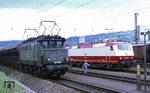 Zwei Lokgenerationen treffen im Rangierbahnhof Würzburg-Zell aufeinander: Die Würzburger Vorkriegslok 144 038 vor Ng 64806 und 120 003 (Bw Nürnberg), die ab Ende Januar 1980 zur Betriebserprobung vor 2000t-Zügen unterwegs war. (24.05.1980) <i>Foto: Joachim Bügel</i>