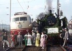 Zusammentreffen der Sonderzüge mit 103 189 und 24 009 anläßlich des 125 jährigen Jubiläums der Friedrich-Wilhelm-Nordbahn (Gerstungen - Kassel - Karlshafen) im Bahnhof (Hofgeismar-) Hümme.  (31.03.1973) <i>Foto: Wolfgang Bügel</i>