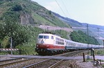 103 186 mit IC 517 "Kurpfalz" (Hamburg-Altona - Köln – München) am Bahnübergang der ehemaligen Blockstelle Peternach nördlich von Boppard. (25.07.1980) <i>Foto: Wolfgang Bügel</i>
