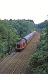 211 226 passiert mit N 6211 nach Dieringhausen das Einfahrsignal von Bergisch Born. (02.08.1980) <i>Foto: Wolfgang Bügel</i>